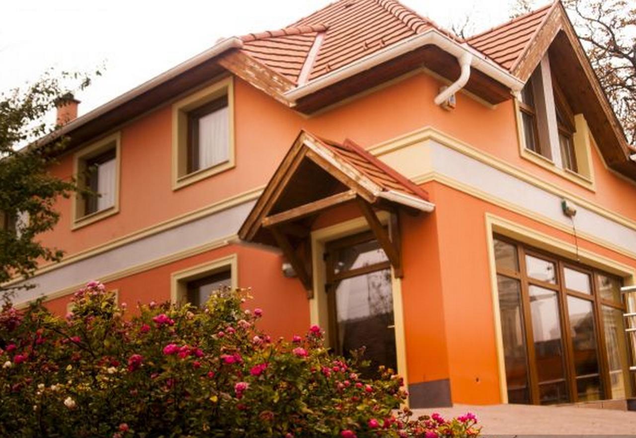 Bed and Breakfast Publo Etterem Es Panzio Csakvar Экстерьер фото