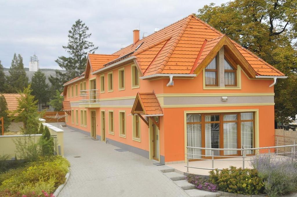 Bed and Breakfast Publo Etterem Es Panzio Csakvar Экстерьер фото