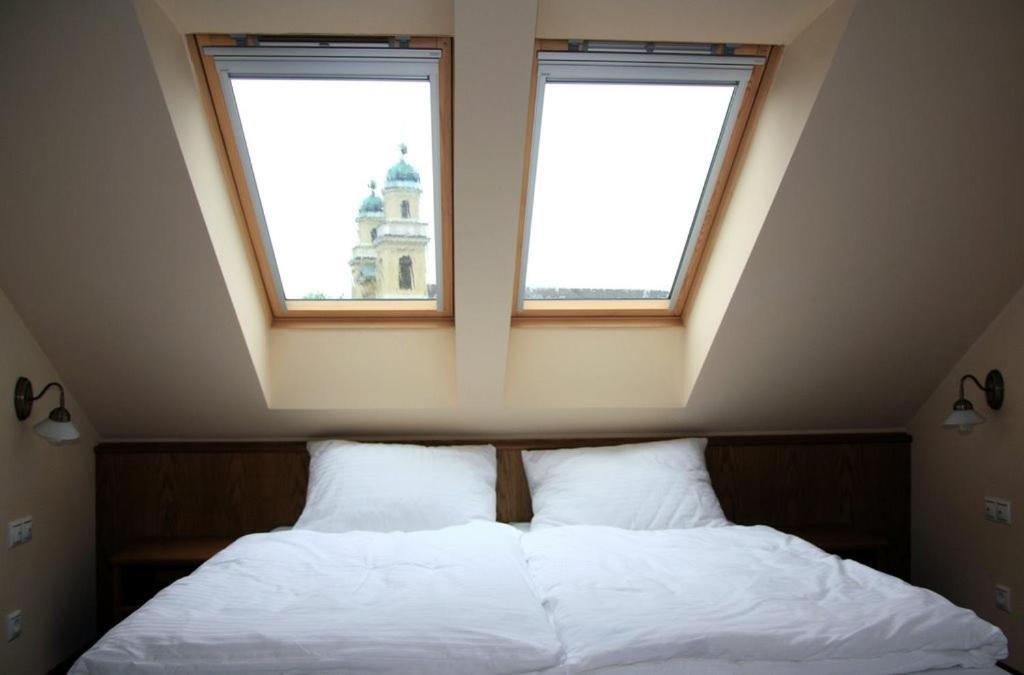 Bed and Breakfast Publo Etterem Es Panzio Csakvar Экстерьер фото
